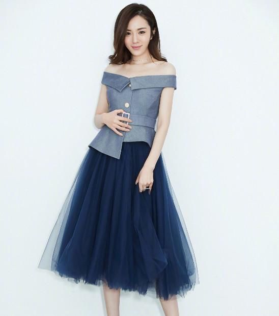 她曾倒追大18岁张嘉译，曾被胡歌浪漫求婚，穿搭时尚唯美！