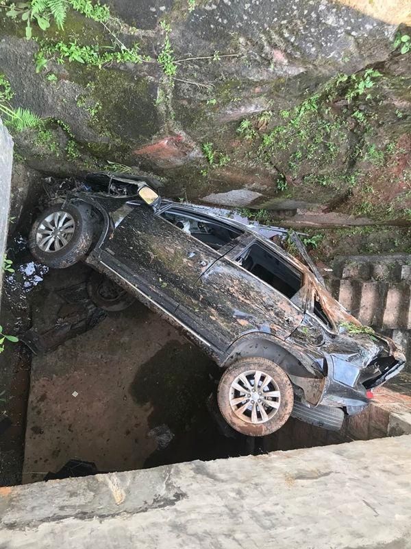  [毫发无损]太惊险！小车“飞”下5米深沟，司机毫发无损