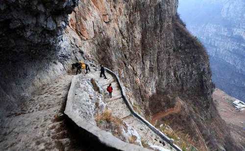 四川古路村：行走在在1000米高的悬崖隧道上，没有任何安全防护