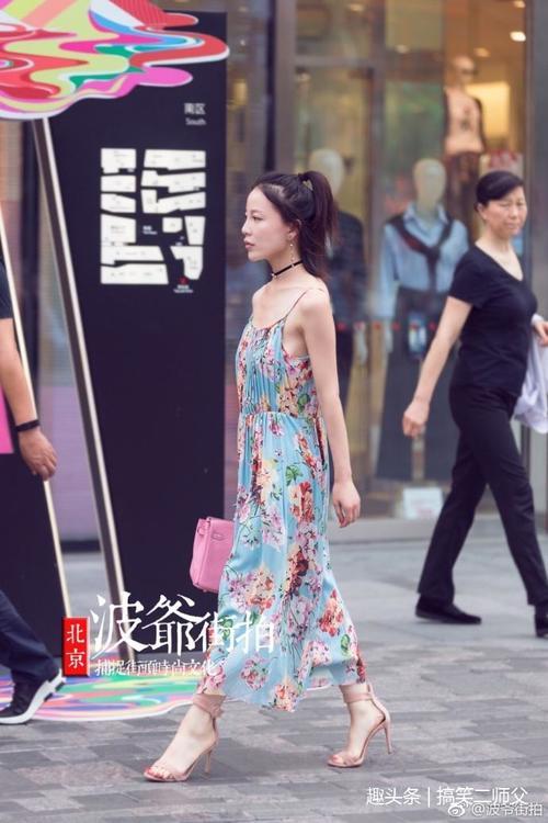 路人街拍：小姐姐穿一身吊带连衣短裙，高挑身材一览无余