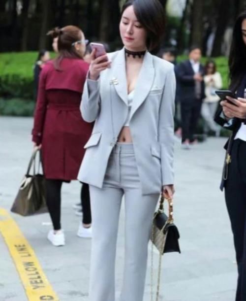  「美女」街拍美女身穿职业装干练又时尚，身材颜值给满分，极其吸睛