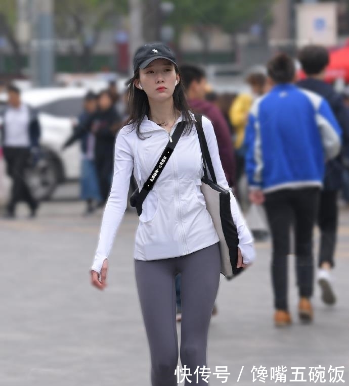 淡紫色■勾勒出完美腿型！，淡紫色紧致瑜伽裤街头拍摄