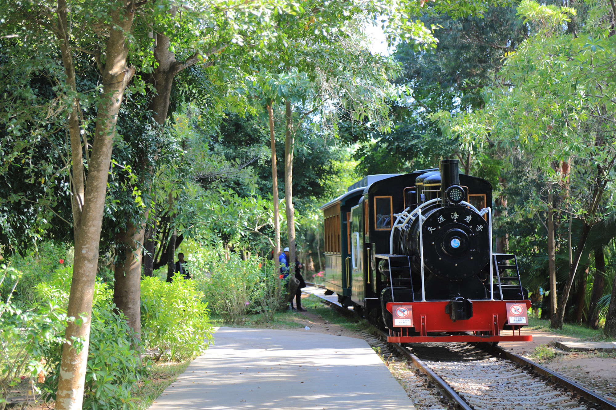 【遇上一座城】请到天涯海角来，一起去看比基尼大长腿的三亚微游