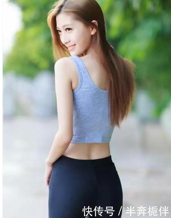 热裤■街拍性感的吊带装搭配红色热裤的长腿小姐姐,撩人又吸睛