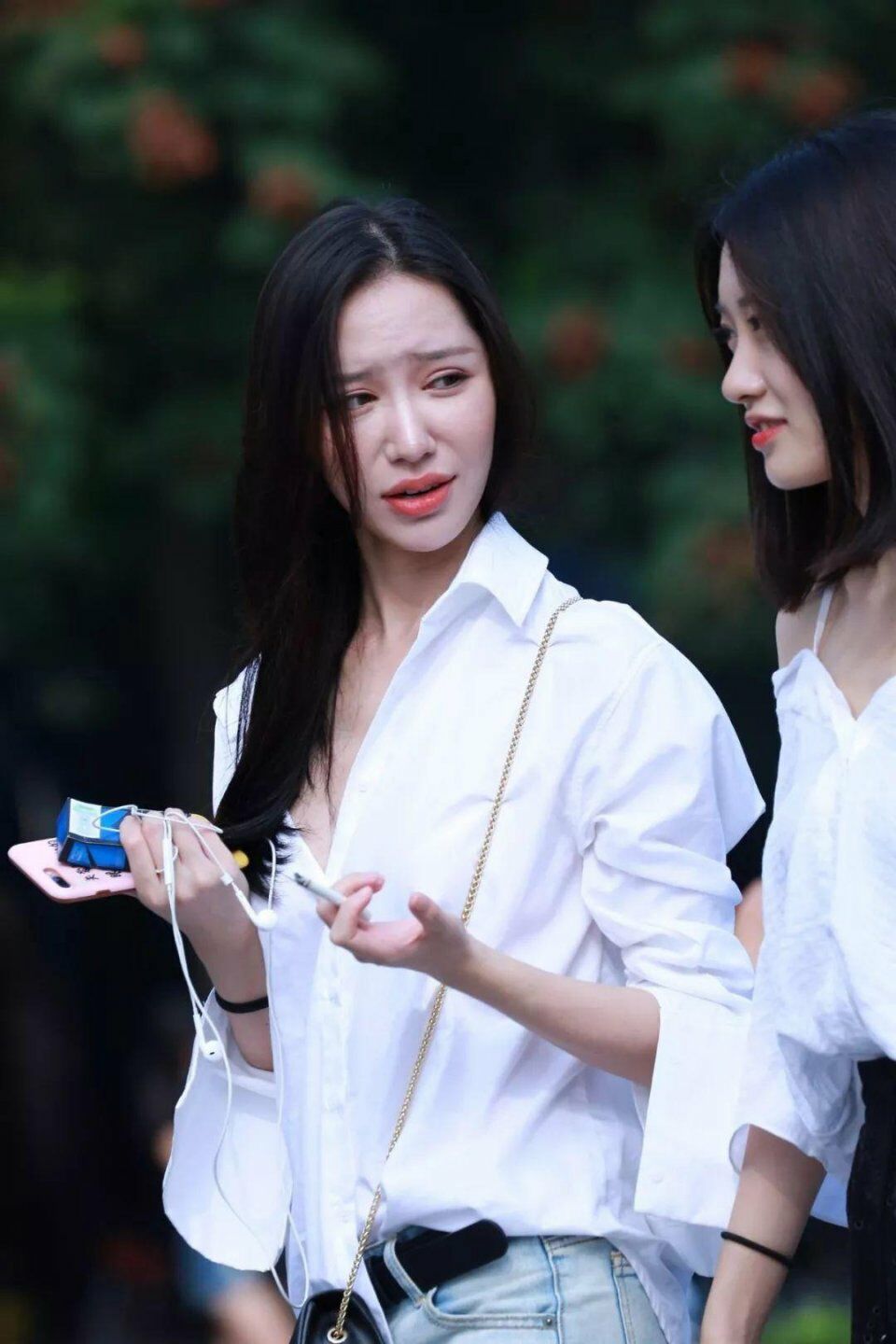 街拍路人:皮肤吹弹可破，闺蜜的吊带衣服惹眼!