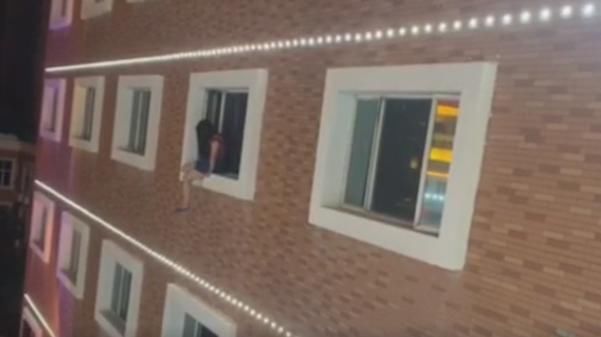  水头|危险！水头一女子醉酒后，爬酒店4楼窗台轻生