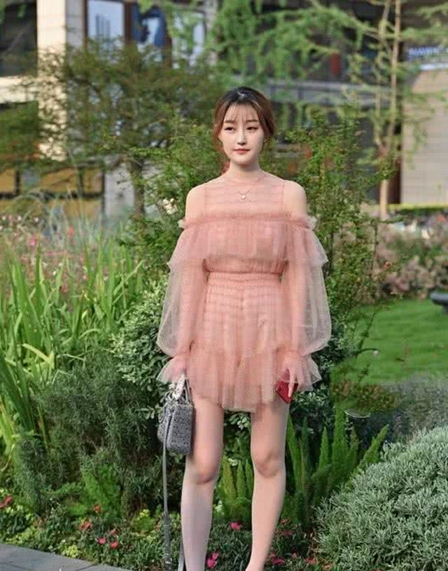 『美女』路人街拍,美女搭配浅蓝色的连衣裙,呈现浪漫的柔美气息
