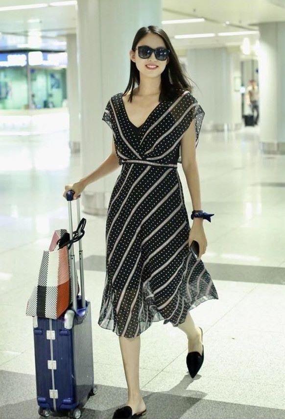 三人同穿条纹裙，张梓琳竟然完败给韩雪，何穗都成陪衬!