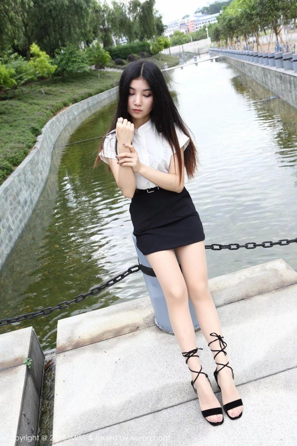 街拍丝袜美腿长发模特