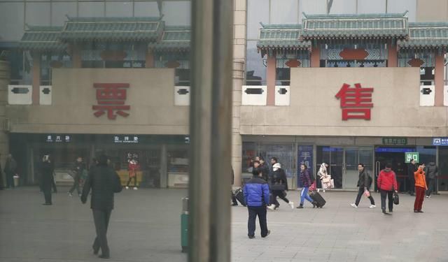 一年一度的春运，韩国人打地铺抢票，那中国人呢？差别有点大