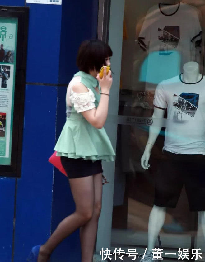 妙龄少妇微胖身材搭配黑丝很有看点，行走街头当众吃榴莲，一旁闺