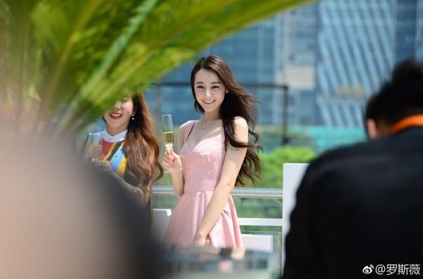 迪丽热巴生图然比精修图还好看!美到让人想舔屏，这一点比颜美身