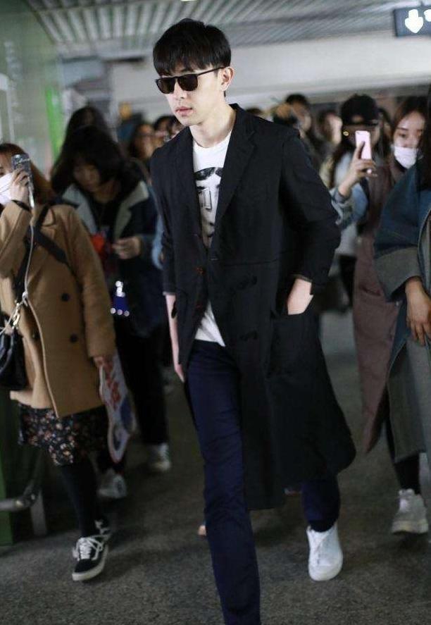 路人镜头下的邓伦，你的王子在这里！