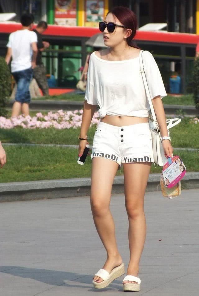 街拍:街头的靓女，短裙热裤，真是大长腿女神!