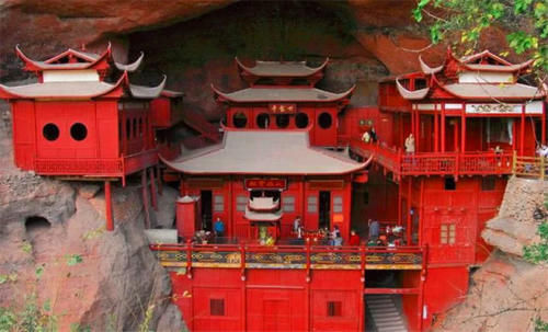 中国最“委屈”的寺庙，压在巨石下400多年，看完感叹古人智慧