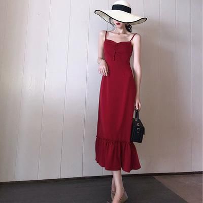 穿上这件性感的吊带连衣裙去参加聚会，我居然成为全场的焦点！