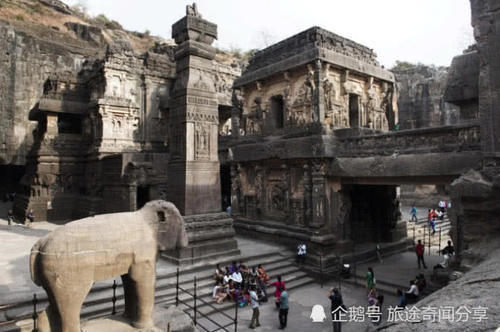 印度古人将40万吨巨石挖空建庙，网友：原来他们古代就开挂了