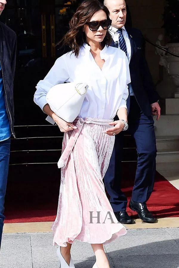 白色上装+亮色下装的三种穿搭方式，减龄显瘦正流行，贝嫂肯豆都