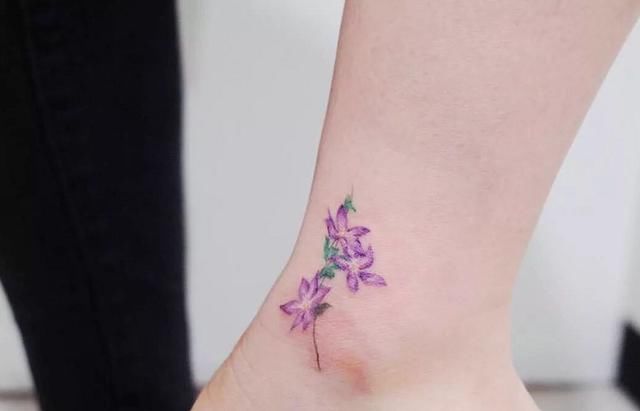 性感又充满魅力的花卉纹身，漂亮小姐姐们最爱的纹身图案!