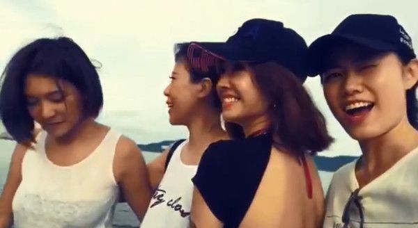 蔡依林与闺蜜在河边游玩一转身暴露性感小心机，黑色T恤好保守?