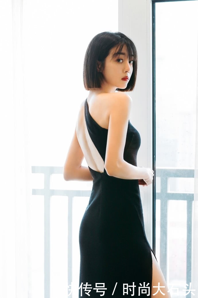 李溪芮穿斜肩开叉裙现身，好身材藏不住，网友：这腿真服了！