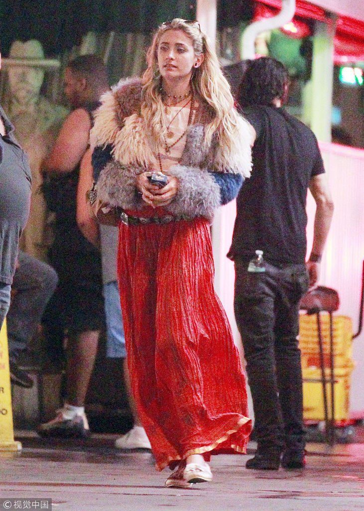 惊”父“骇俗！杰克逊女儿帕丽斯承认双性恋身份  和女友街边又搂