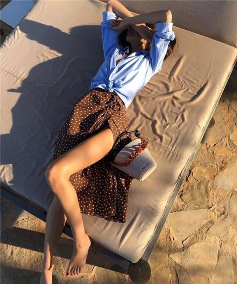  『女人』女人再懒也别穿卫衣了，太土！今年流行这种上衣，时髦显瘦又百搭
