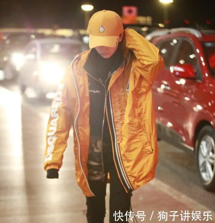 周冬雨胆真大, 军绿色外套配阔腿七分裤, 网友: 看完我都沉默了