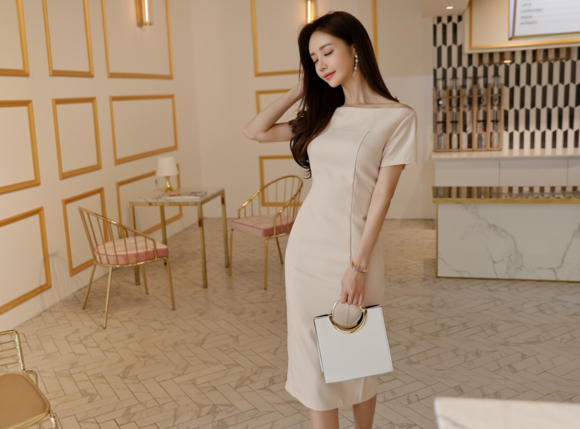 女神孙允珠，苦杏白果淡色立体森系连衣裙