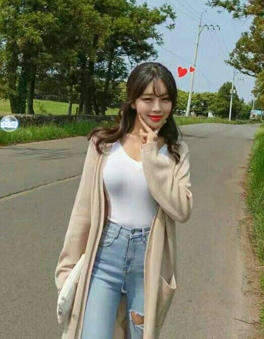 街拍:一对黑白相映的姐妹花,哪个更入你法眼?