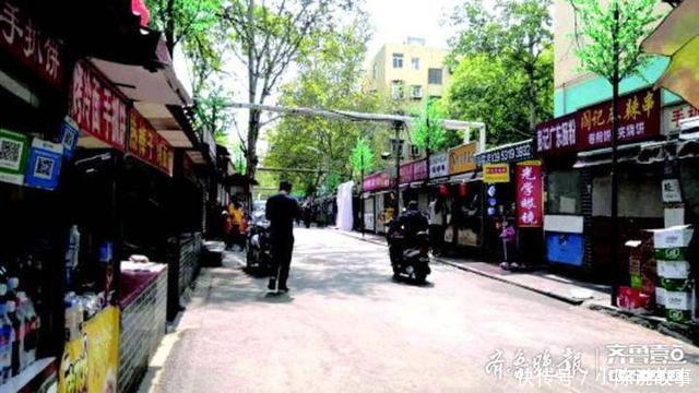  围挡上张贴@立了两个月，济南这面网红取餐墙“下岗”！见证了城市的复苏