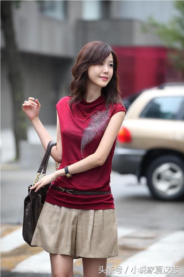 浪漫花季里的极品魅力身材靓女