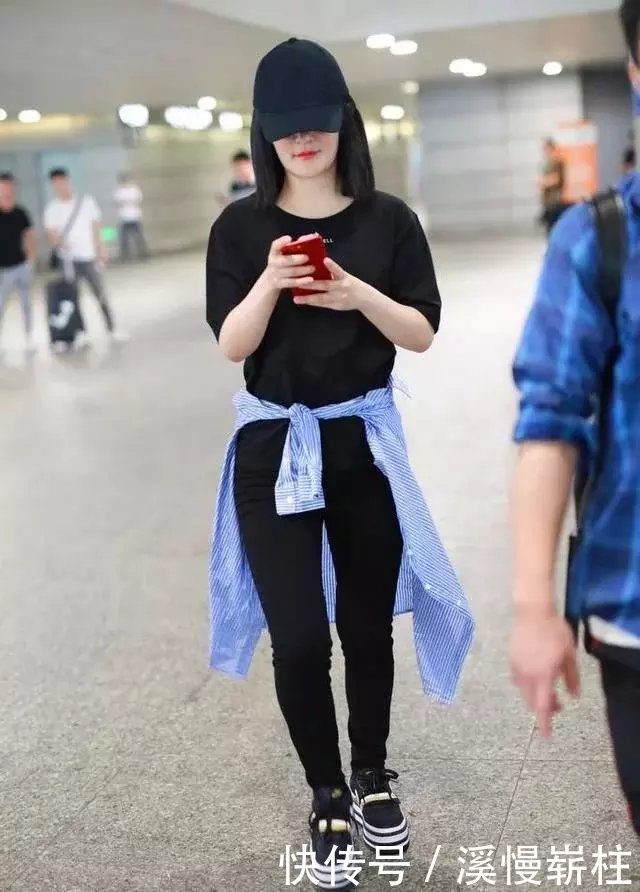 街拍:图1谢娜尴尬了，衬衫绑腰间仍显胖!图2帅哥女朋友身材抢镜