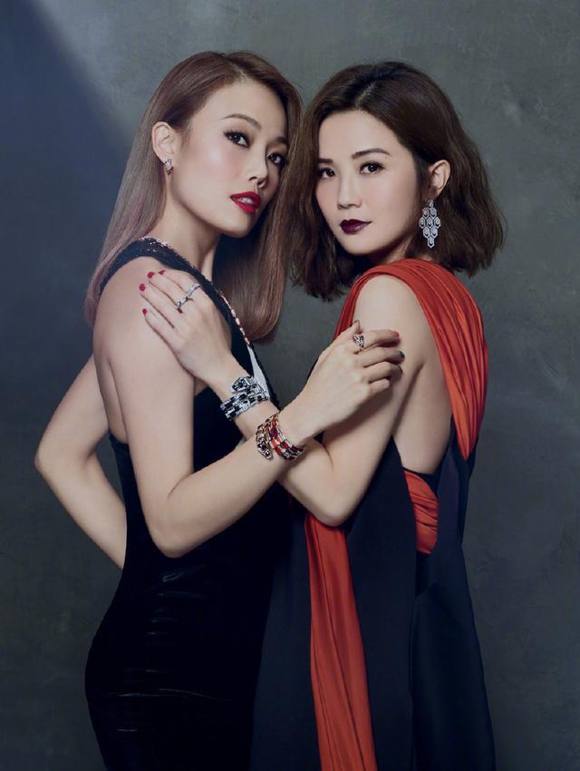 蔡卓妍字母T恤+吊带裙，回归青春美少女，网友：这次没得罪造型师