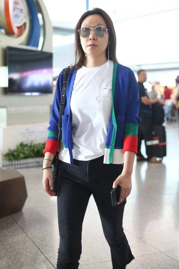 闫妮上半身27岁，下半身47岁，网友:腿真美!