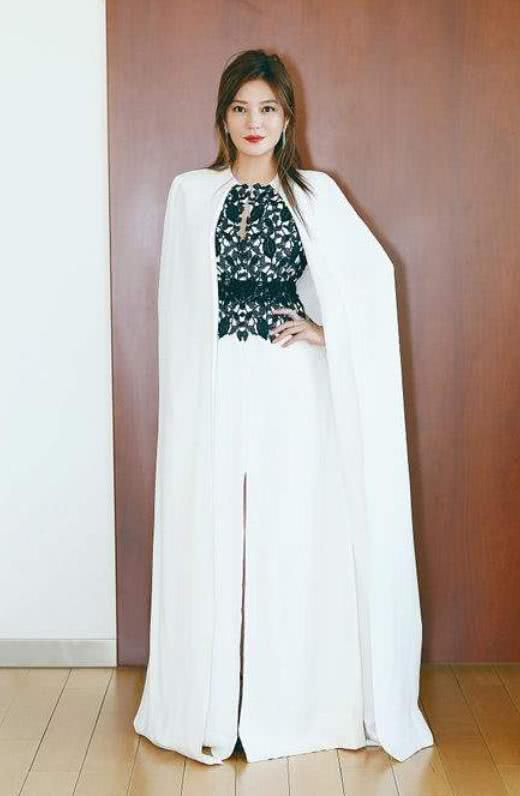 赵薇减肥用力过猛！紧身仔裤完全撑不起来，网友：简直换了一个人