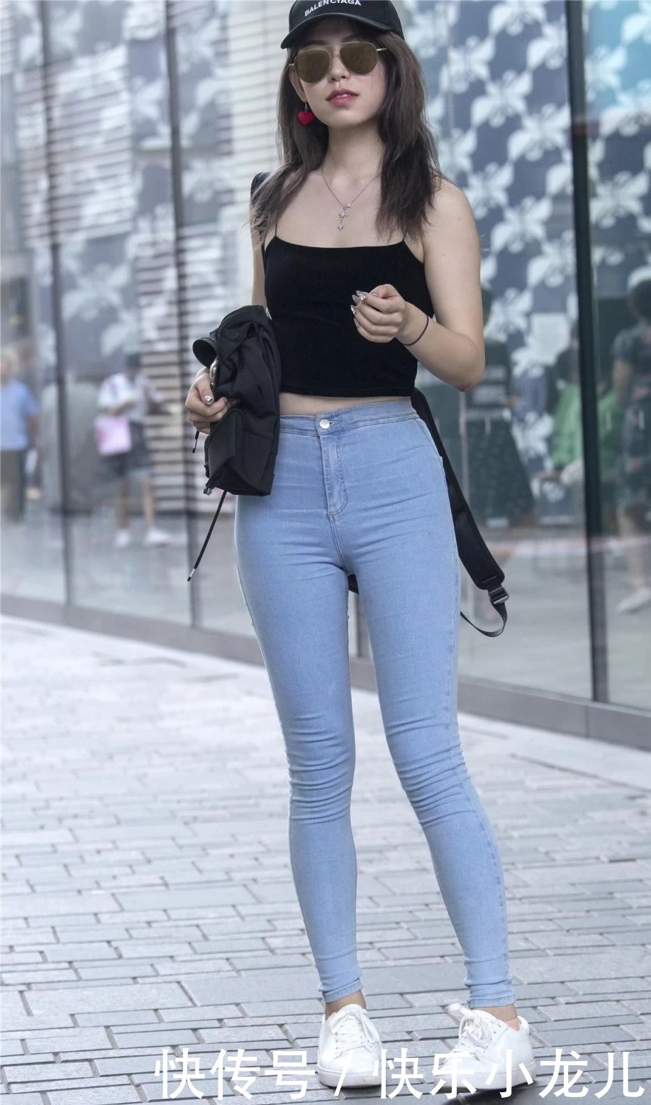  小姐姐|街拍：小姐姐你完全不必用力凹造型，你站在那就很美了