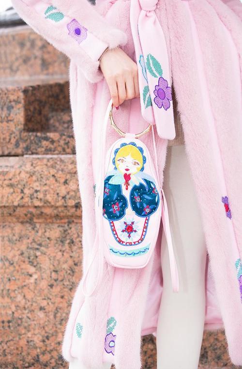 时装搭配·ifashion｜交叉十字的刺绣针法，清新的花朵漫落周身