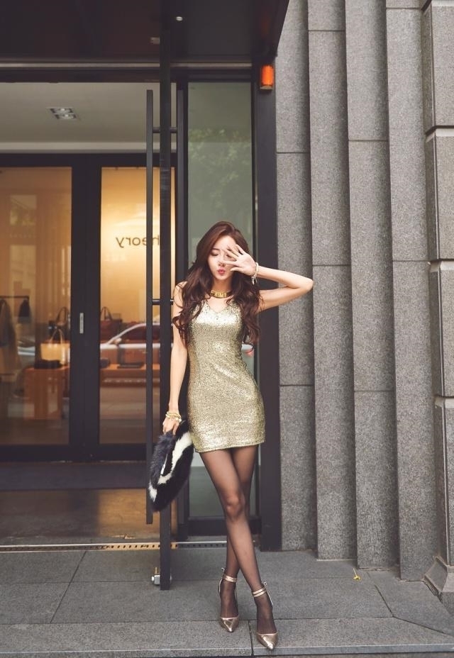 『金光闪闪』路人街拍,靓女穿着金光闪闪的紧身连衣裙,简直太美了