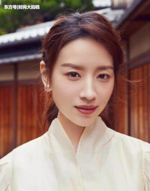 38岁董洁名不虚传！白纱短裙长腿晃眼，网友：果然是民国冷清秋