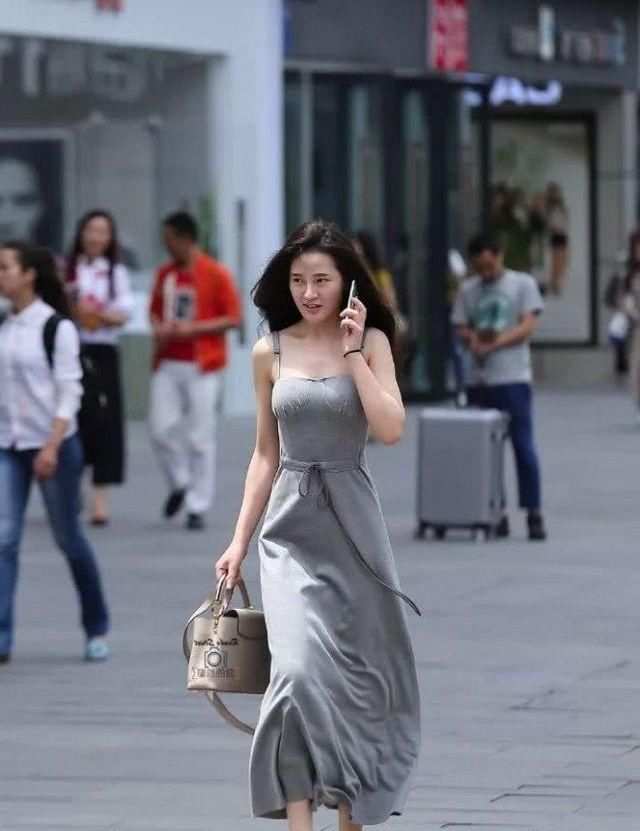 『显身材』路人街拍,美女精致时尚,穿灰色的吊带连衣裙,充满御姐范