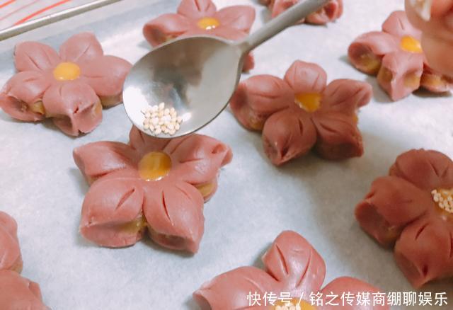 清明@清明时节教你做桃花酥,酥得掉渣一学就会,长辈特喜欢,全家爱吃