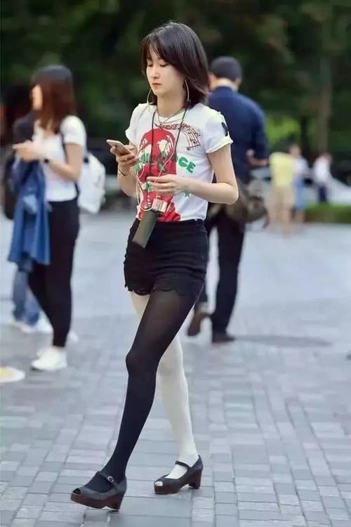 黑白丝袜混搭，是辣眼睛还是秀长腿？