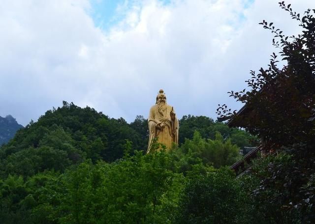 最不公平的景区，这两个姓氏刷身份证免费进，网友直呼：姓氏歧视