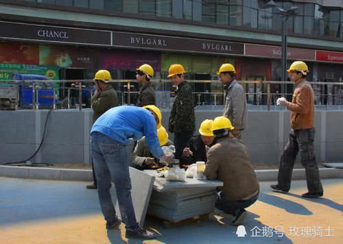  农民|为啥农民工一天300，却还是过的那么贫穷？原因被确认，很