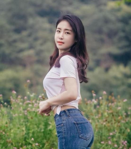  美女|品味高档的小姐姐，惊艳十足，显得美女活力十足！