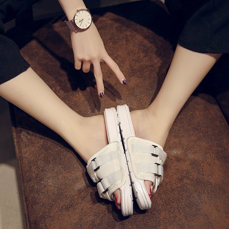 今年流行的女鞋确实够洋气的，穿上可美了，让你从头到脚都美呢