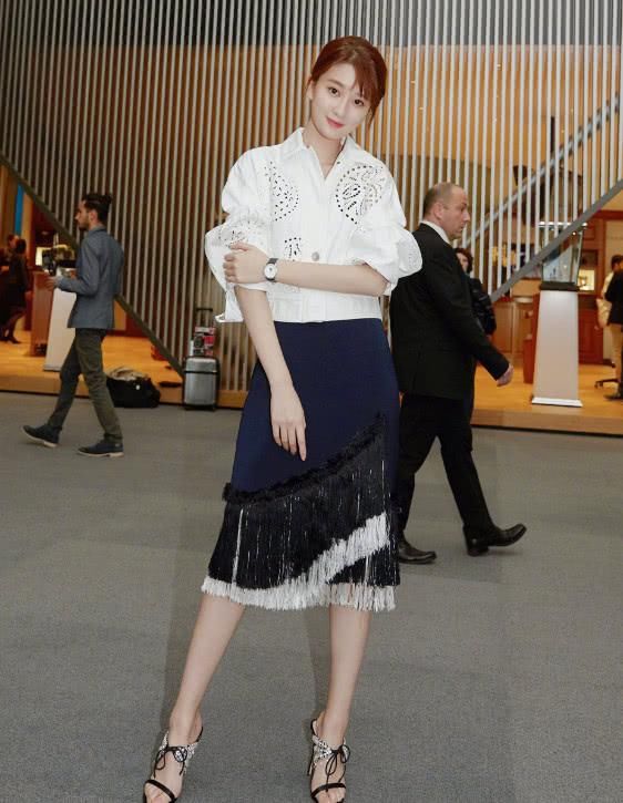 她是现实版的曲筱绡，却一手好牌打烂人设崩塌，逆天长腿美翻！