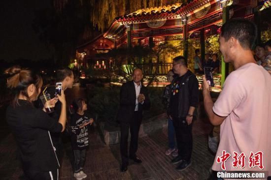  「代表」香港警队代表游览北京王府井