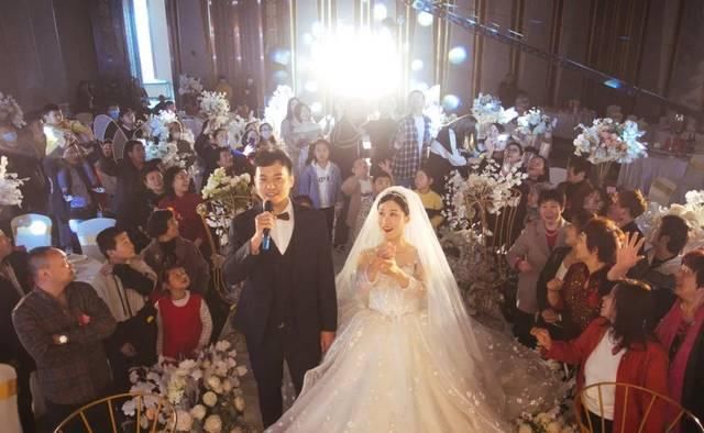  「婚礼」淡雅的香槟色，大气的铁艺布置，和光共同变魔术的百变婚礼